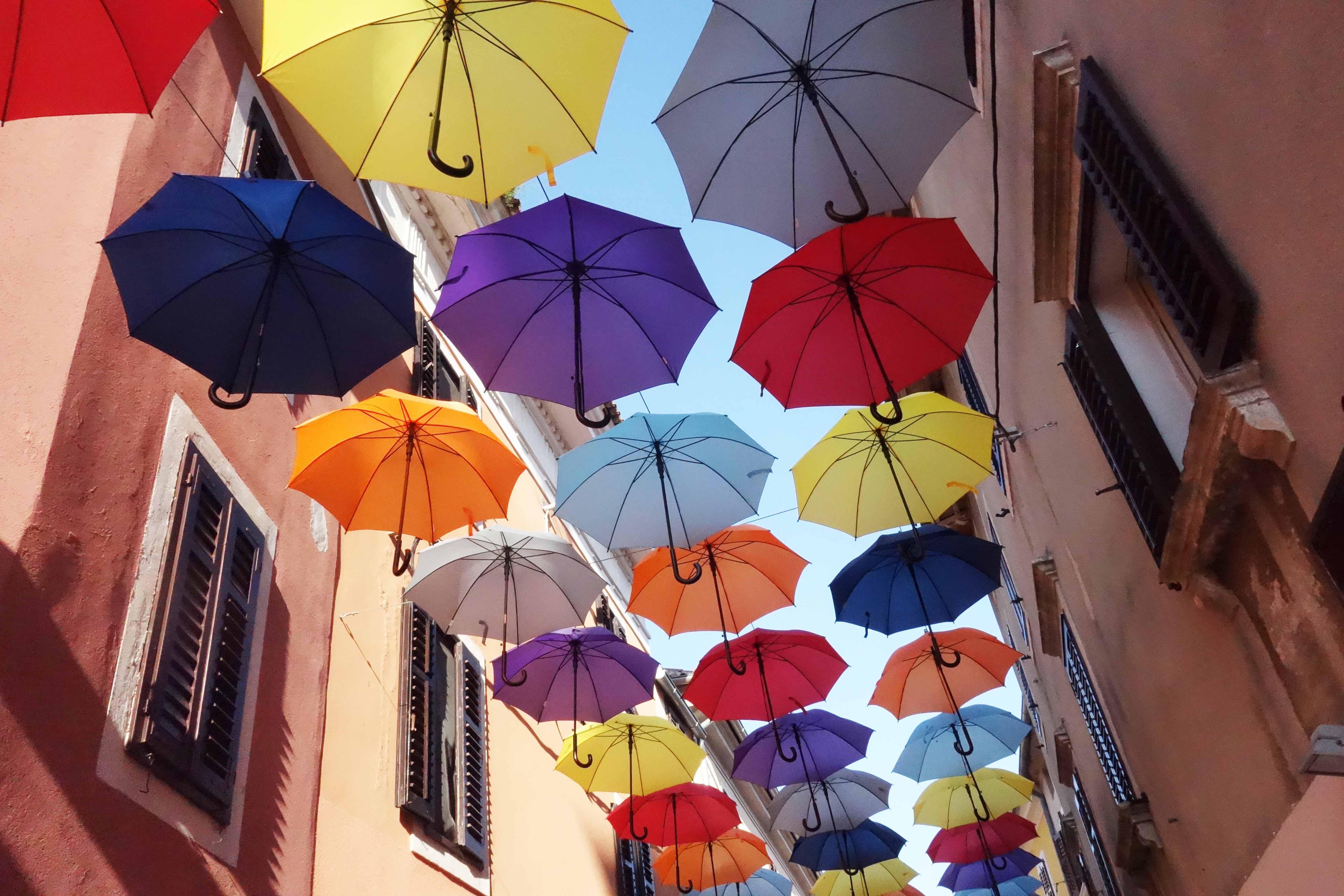 Regenschirme über der Straße in Istrien