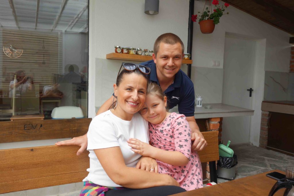Sanja Peris und Familie, Hostel Eva
