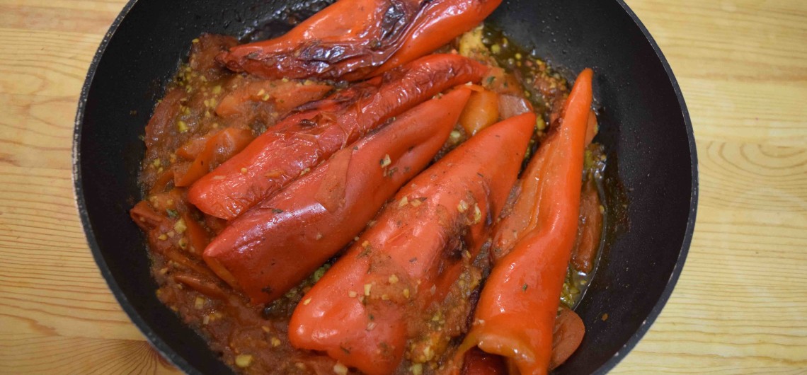 Gebratene Spitzpaprika mit Tomaten und Knoblauch