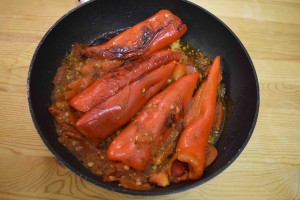 Gebratene Spitzpaprika mit Tomaten und Knoblauch