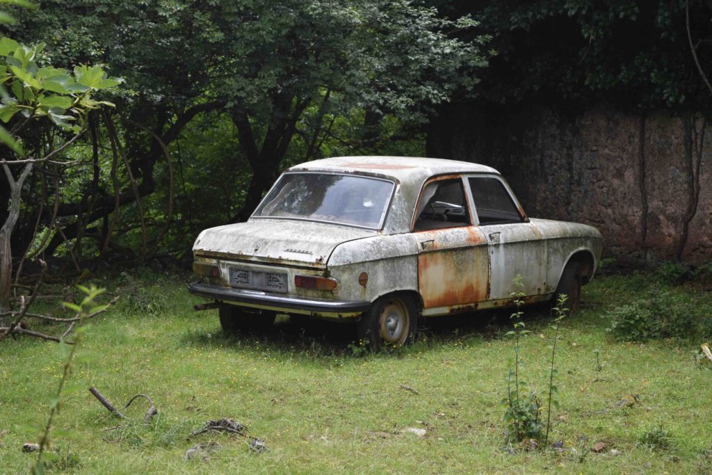 Verlassenes Dorf in Kroatien, Autowrack von Niska