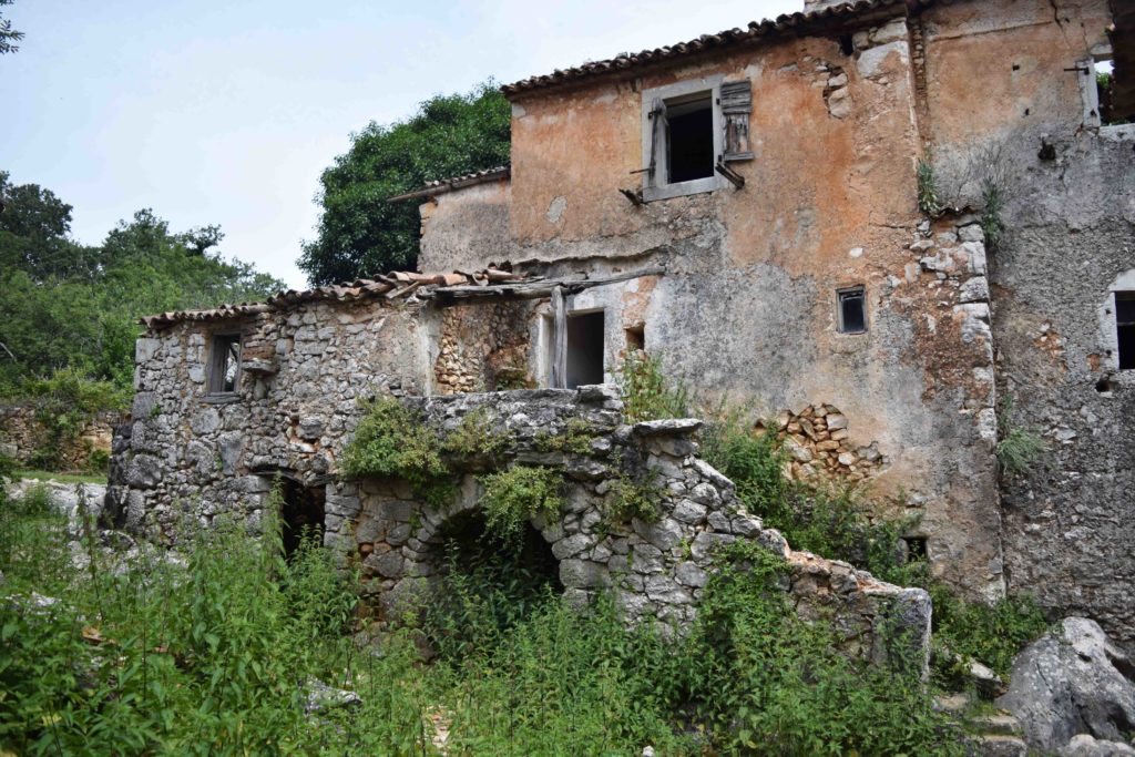 Niska, ein verlassenes Dorf in Kroatien