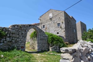 Alte Mauern von Lubenice auf Cres