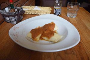 Kuhani strukli im Restoran Nokturno Zagreb