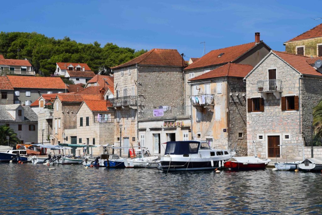 Milna auf Brac an der Uferpromenade