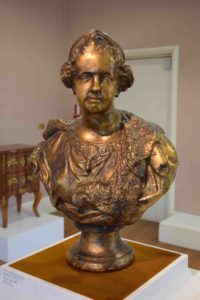 Goldene Skulptur im Mimara Zagreb