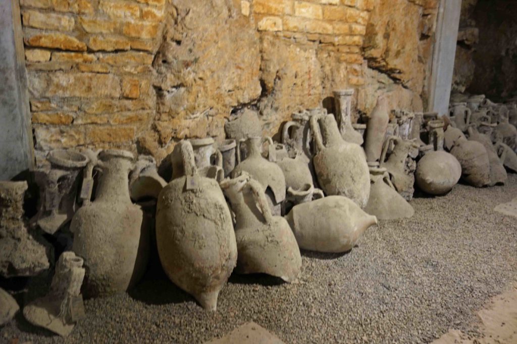 Amphoren in der Arena von Pula