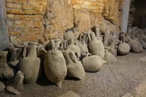 Amphoren in der Arena von Pula