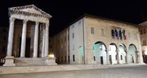 Forum von Pula mit Augustustempel