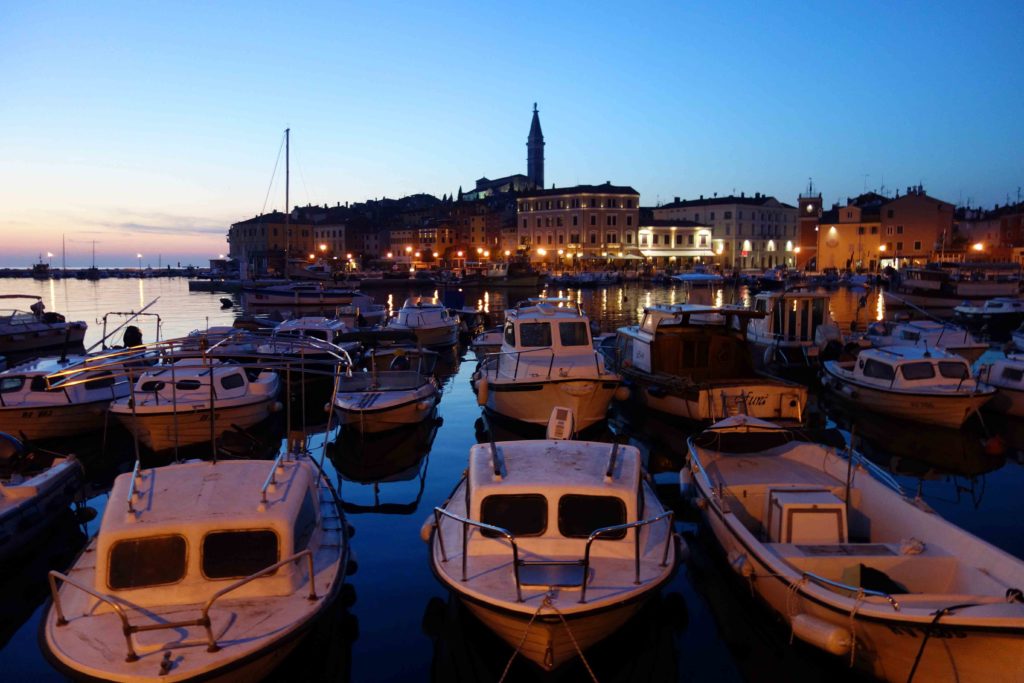 Hafen von Rovinj am Abend