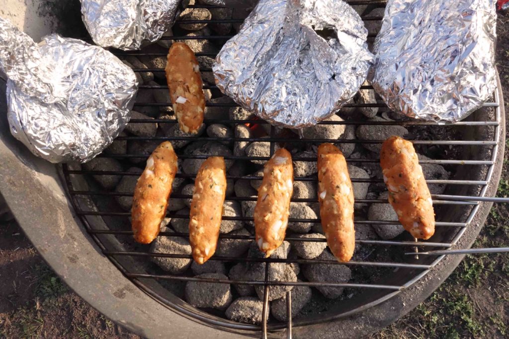 Vegane Cevapcici auf dem Grill