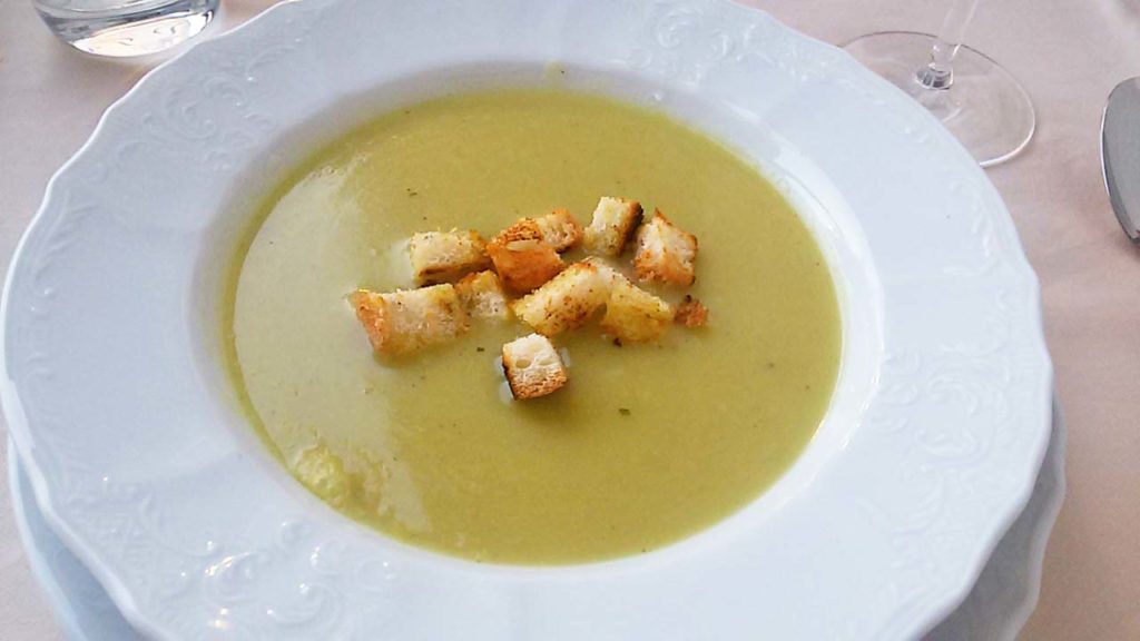 Brokkolisuppe im Restaurant Domino Dramalj