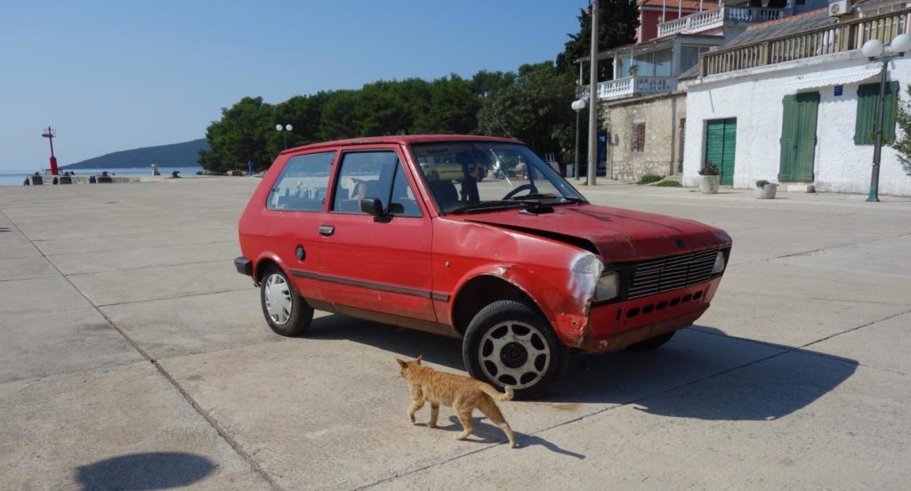 Katze bepinkelt alten Yugo