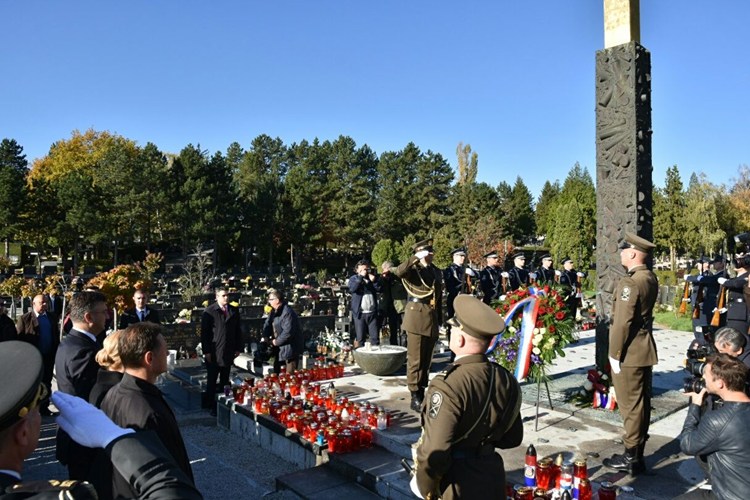 Kranzniederlegung auf dem Friedhof Mirogoj zu Allerheiligen