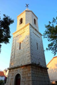 Kirchturm auf der Insel Ist, Kroatien