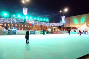 Eisbahn auf dem Weihnachtsmarkt in Varazdin