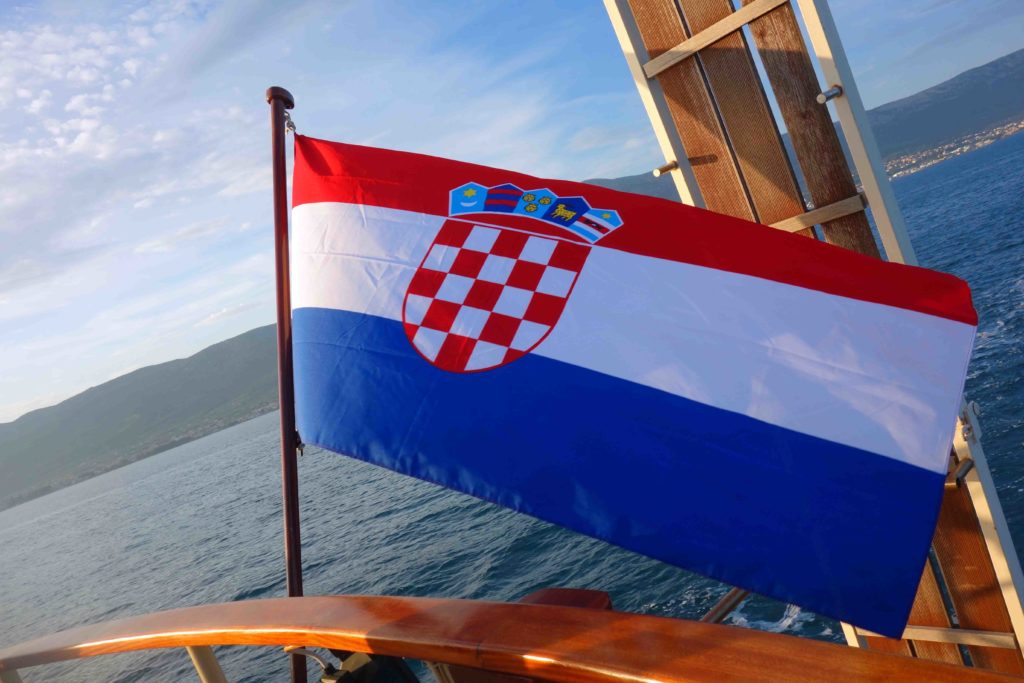 Kroatische Flagge auf Boot
