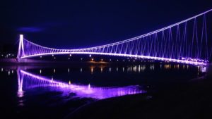 Beleuchtete Brücke in Osijek
