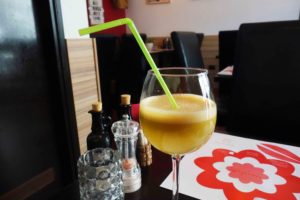 Frisch gepresster Apfelsaft im Vegeshop