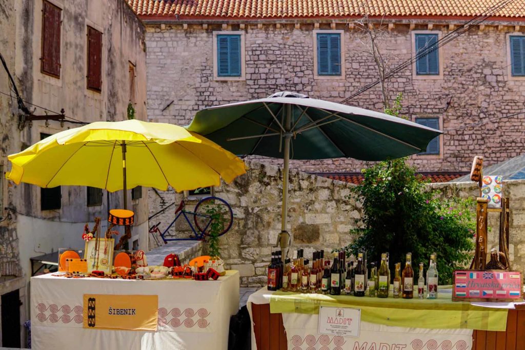 Marktstände in Šibenik, Kroatien