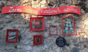 Mauer für unerwünschte Weihnachtsgeschenke in Zagreb