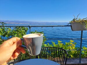 Kaffee trinken am Lungomare