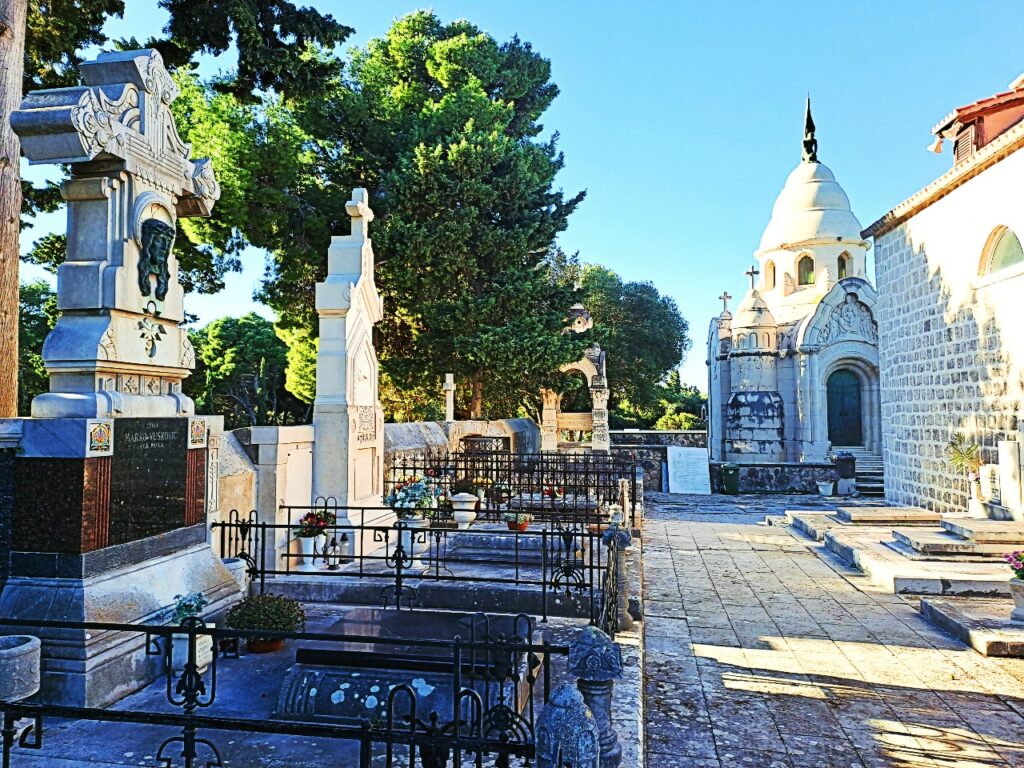 Friedhof auf Brac mit dem Petrinovic Mausoleum