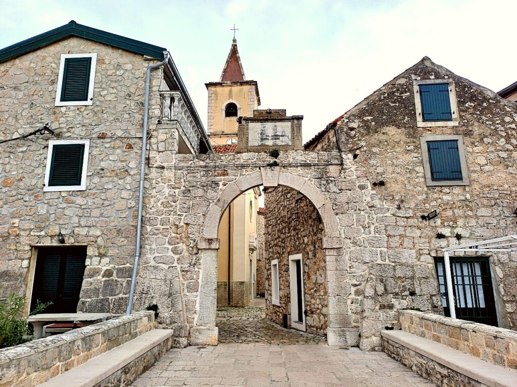 Historische Altstadt mit Stadttor in Dalmatien