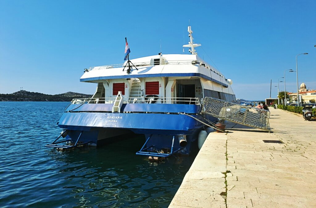 Die Jadrolinija Fähre Adriana in Sibenik