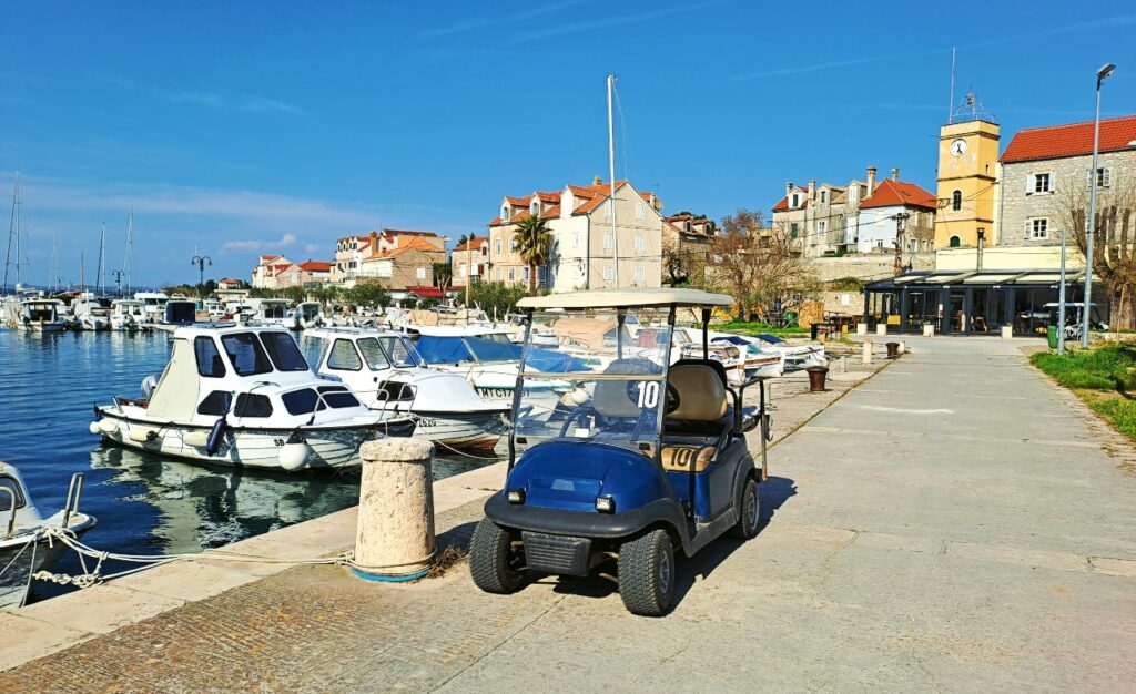 Elektromobil auf autofreier Insel in Kroatien