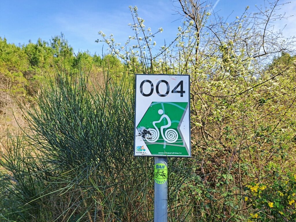 Ausschilderte Mountainbike-Strecke in Kroatien