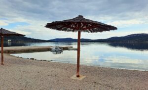 Kiesstrand mit Sonnenschirm in Dalmatien