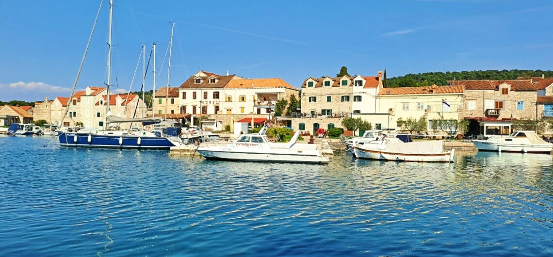 Blick auf das Dorf von Zlarin