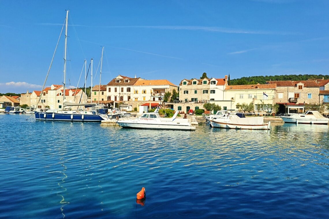 Blick auf das Dorf von Zlarin