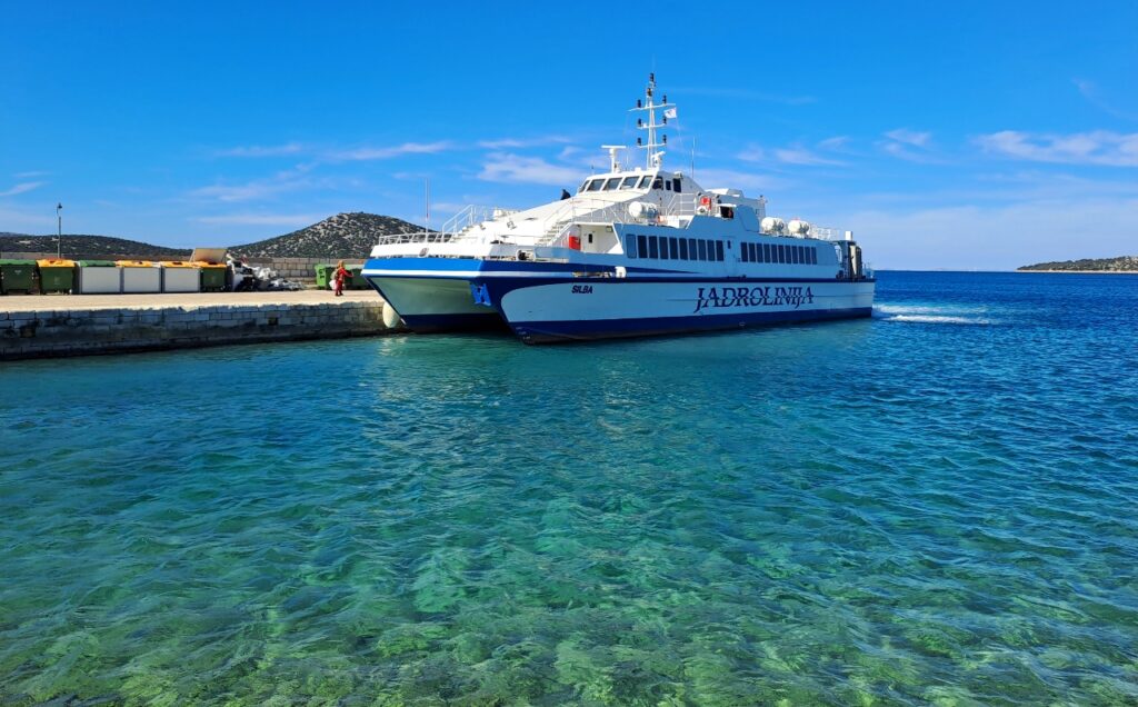Die Jadrolinija Fähre Silba im Hafen von Šepurine