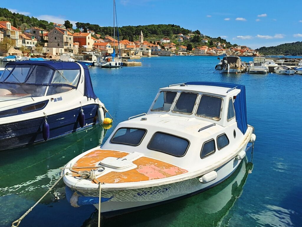 Boote in Prvić Luka
