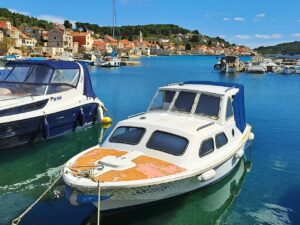 Boote in Prvić Luka