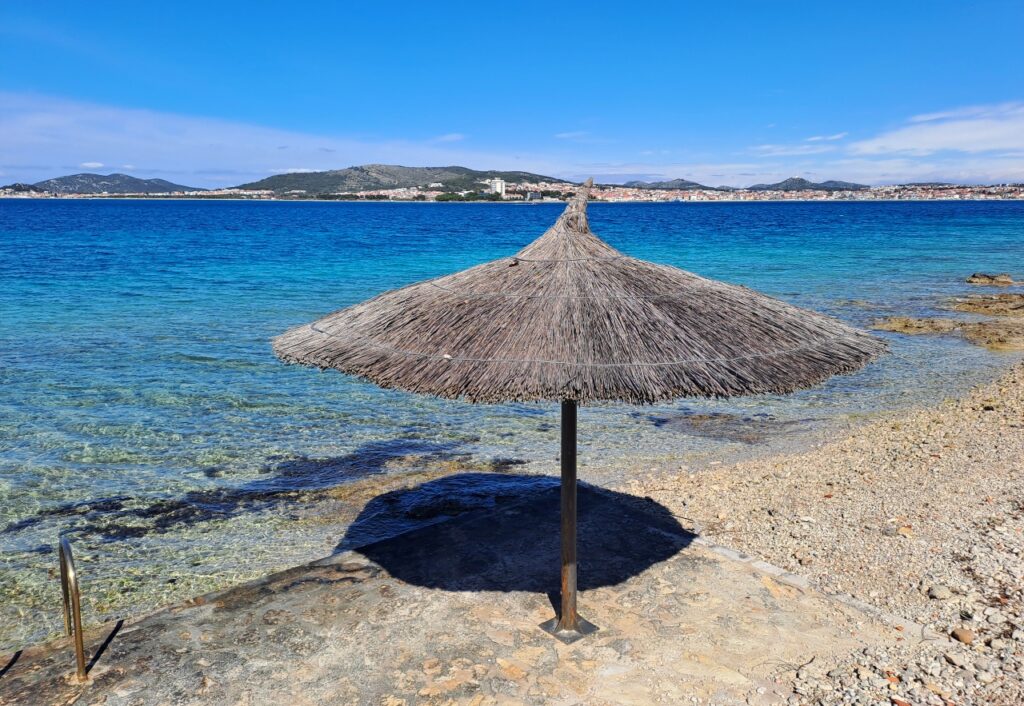 Kiesstrand mit Blick auf Vodice